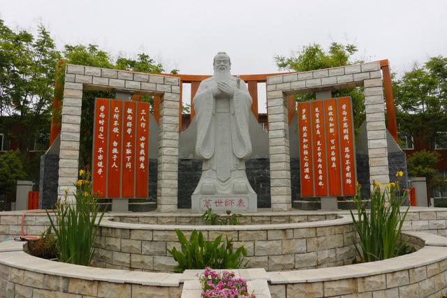 學校人文環境建設，人文物質環境+人文精神環境     
