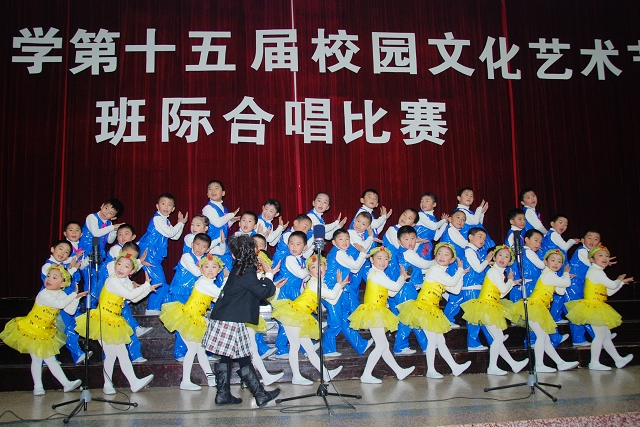 和諧校園文化建設需要注重軟環境建設，堅持以人為本