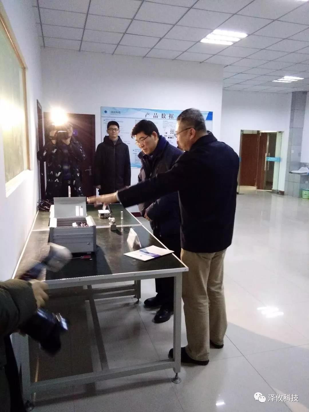 銅陵市市委書記李猛蒞臨澤攸科技慰問指導(dǎo)(圖2) 銅陵市市委書記李猛蒞臨澤攸科技慰問指導(dǎo)(圖2)